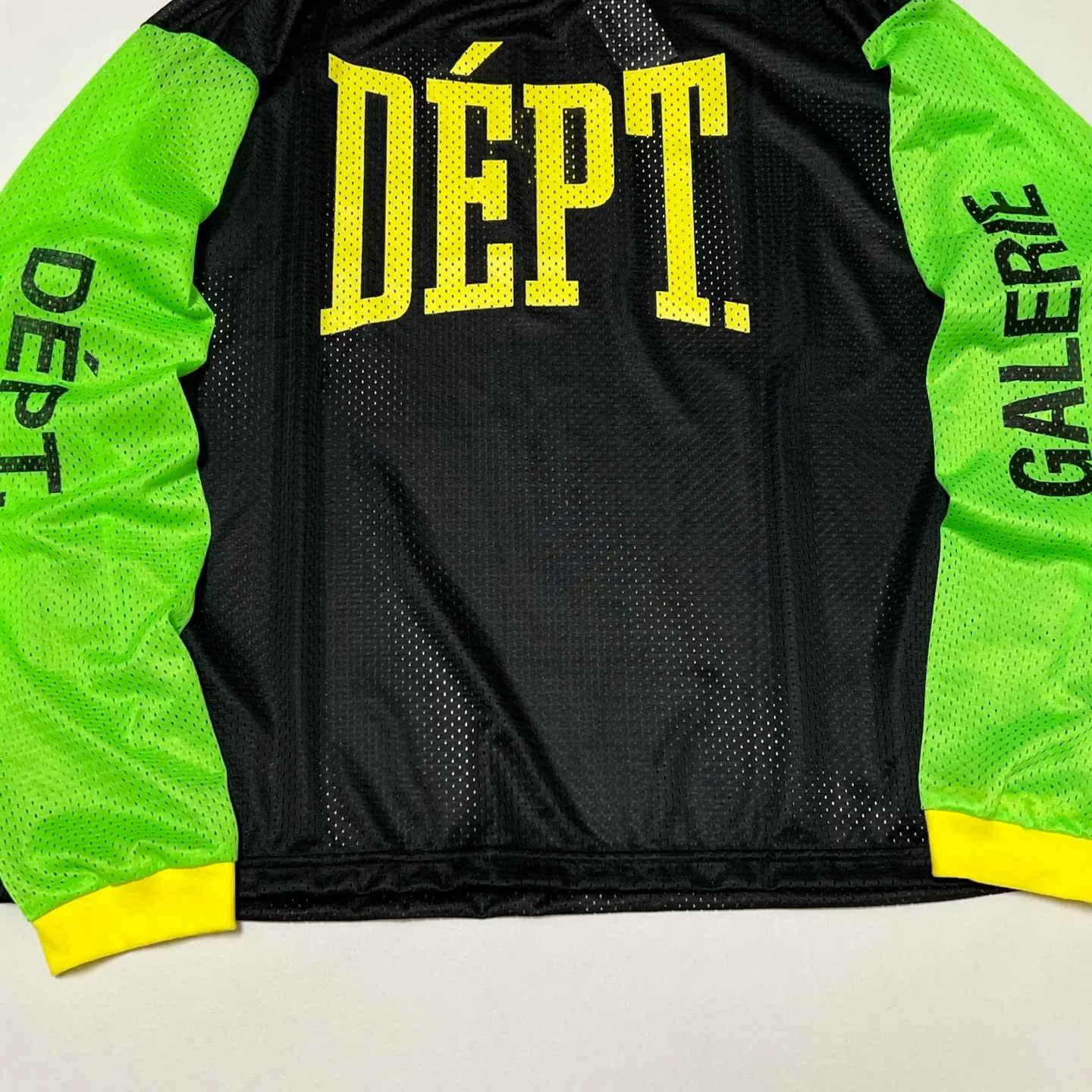 GALLERY DEPT. SPORT ELEGANT L/S BLK/GRN/YLW DEPT. Mesh color-blocked long-sleeved jersey. Black S-XL mesh item is a must-have for every fashionista. Soft, breathable and comfortable to wear alone. Layered to match the fashion pioneer. Original dyed mesh fabric. No color difference. Original printing process. Durable after washing and does not fall off. Original consistent main label/hangtag/composition and water label.